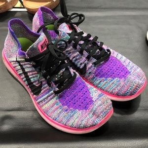Nike flyknit free runs